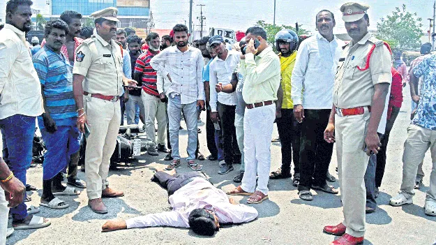 ఇటుకల ట్రాక్టర్‌ ఢీకొని సేల్స్‌ మేనేజర్‌ దుర్మరణం