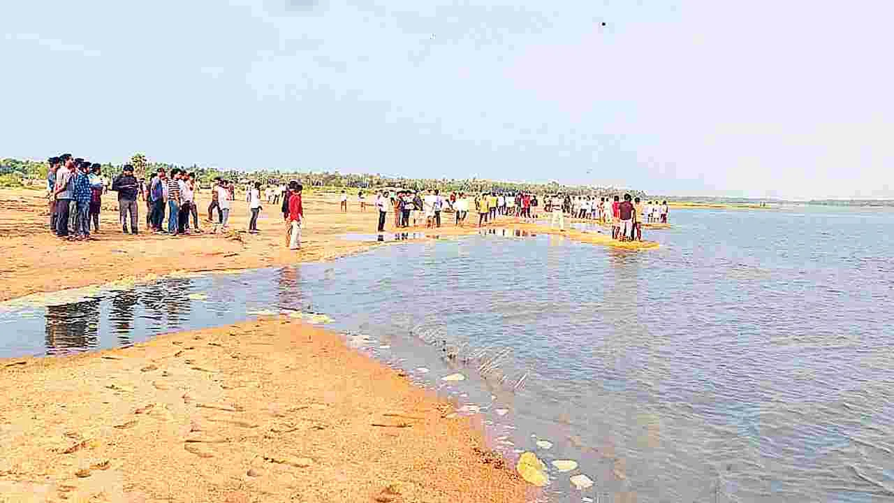  Youth Drowned in Godavari: గోదావరి లంకలో ఘోరం
