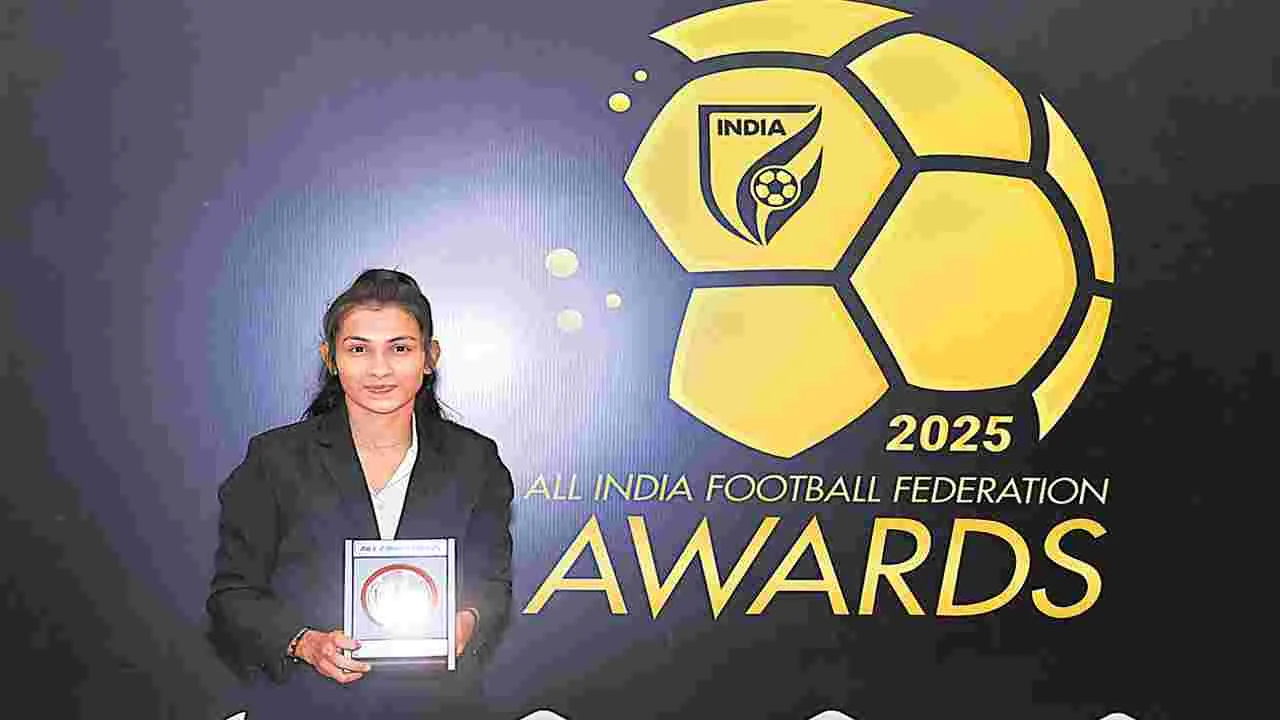 Best Female Football Player: ఉత్తమ ఫుట్‌బాల్‌ క్రీడాకారిణి సౌమ్య