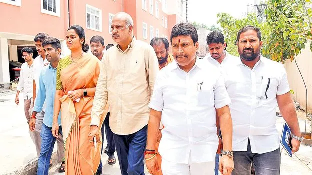 Tadepalli Politics: నాడు.. నేడు అదే క్యూ