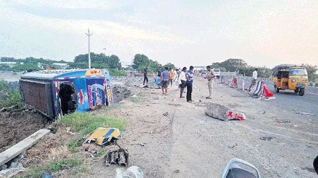 ప్రైవేటు ట్రావెల్స్‌ బస్సు బోల్తా