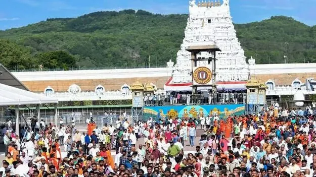 Tirumala Devotees Fight: తిరుమల నారాయణగిరి షెడ్లలో భక్తుల ఘర్షణ