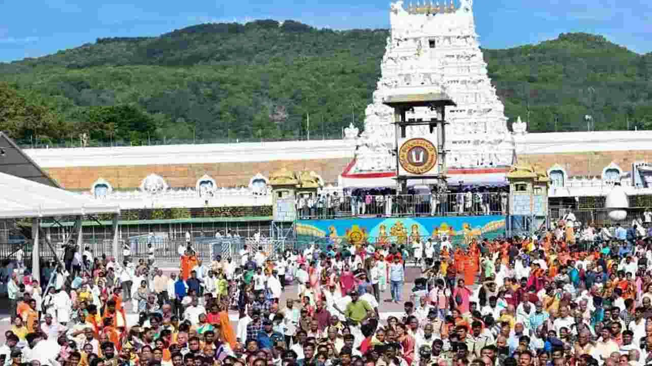 Tirumala Devotees Fight: తిరుమల నారాయణగిరి షెడ్లలో భక్తుల ఘర్షణ