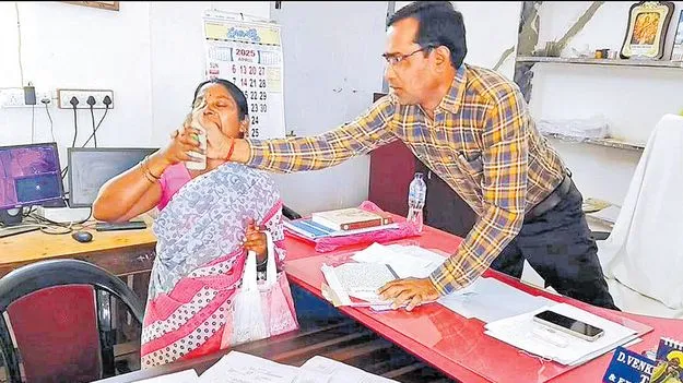 Kurnool Tahsildar Office Incident: 10 వేలు తీసుకున్నావ్ సమస్య తీర్చవా