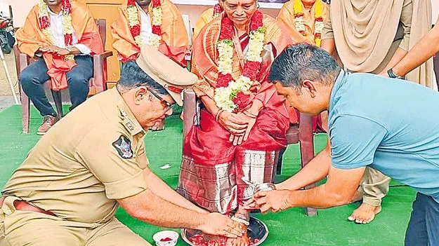 Kodumuru Police: వీర జవాన్ల మాతృమూర్తులకు పోలీసుల పాదసేవ