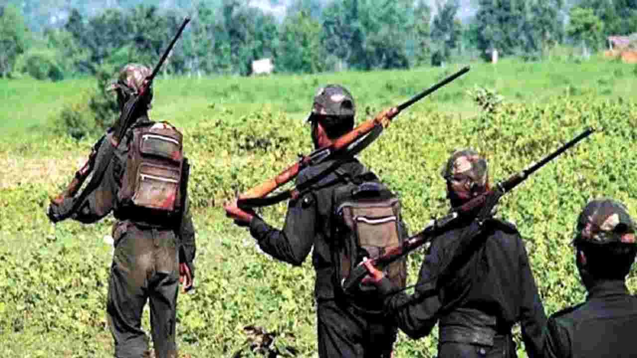 18 Naxals surrender: 18 మంది నక్సల్స్‌ లొంగుబాటు