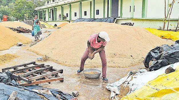 Heavy Rainfall: నట్టేట ముంచిన అకాల వర్షం