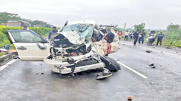 Hyderabad Road Accident: అతి వేగంతో లారీని ఢీకొన్న కారు