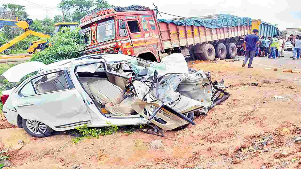 Road Accident Rajahmundry: డివైడర్‌ దాటొచ్చి.. కారును ఢీకొట్టి..