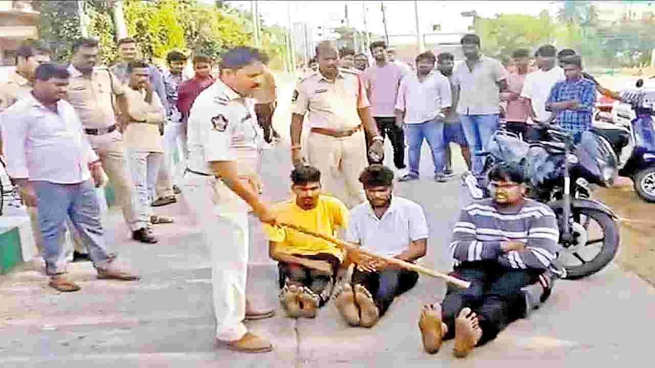 Tenali Police: రౌడీషీటర్లకు నడిరోడ్డుపై పోలీసు దండన