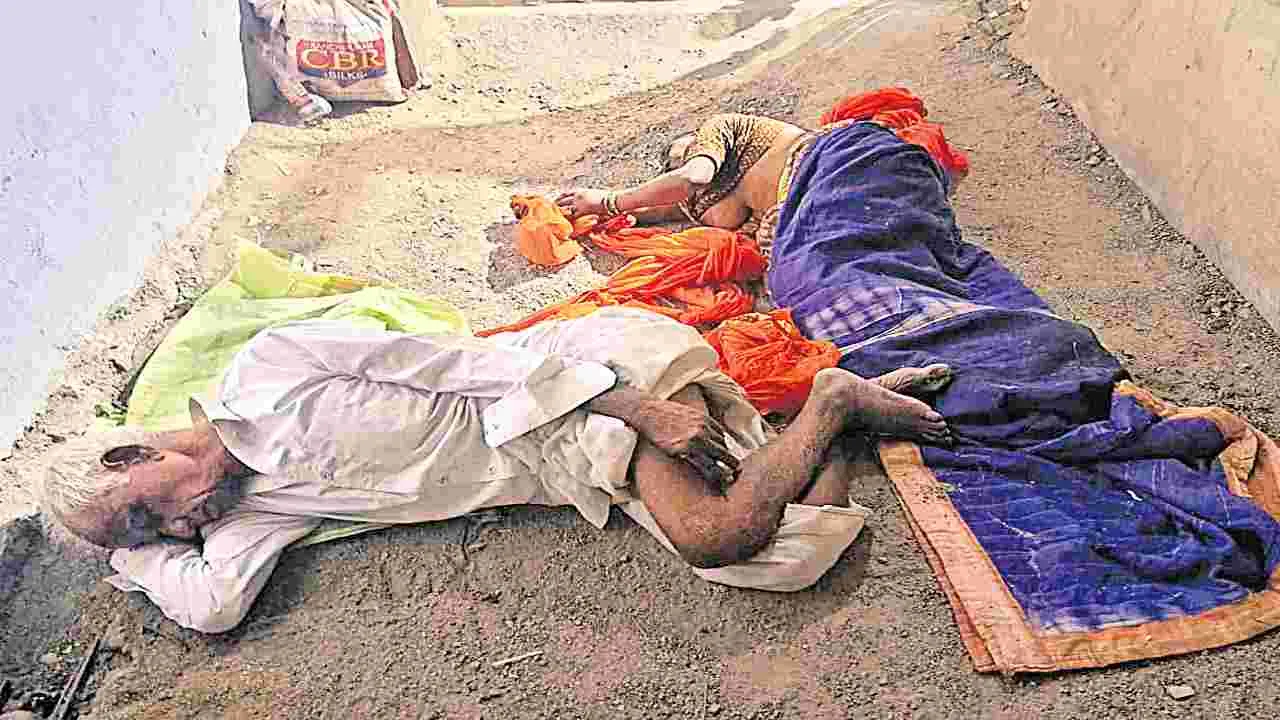 Abandoned Parents: ఇల్లు పిల్లల పాలు.. కన్నవాళ్లు రోడ్లపాలు