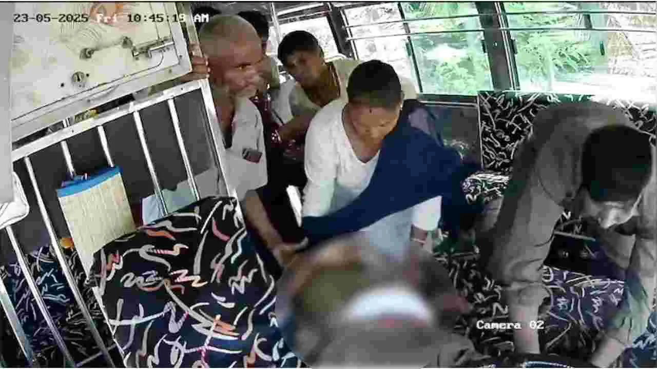 Viral Video: బస్ రన్నింగ్‌లో ఉండగా డ్రైవర్‌కు గుండెపోటు.. కండెక్టర్ లేకపోయి ఉంటే..