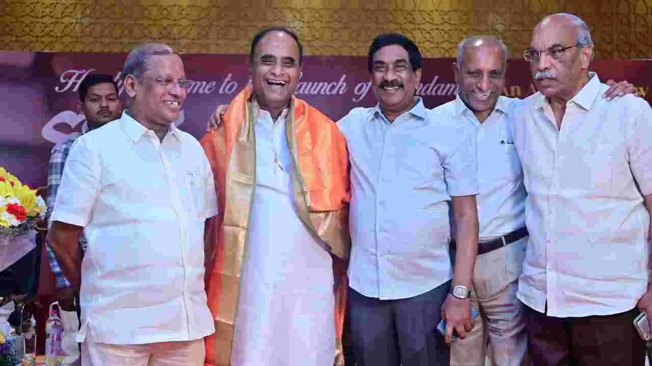 మాజీ ఉప రాష్ట్రపతి ఎం. వెంకయ్యనాయుడు చేతుల మీదగా కొండ మెట్లు పుస్తకావిష్కరణ