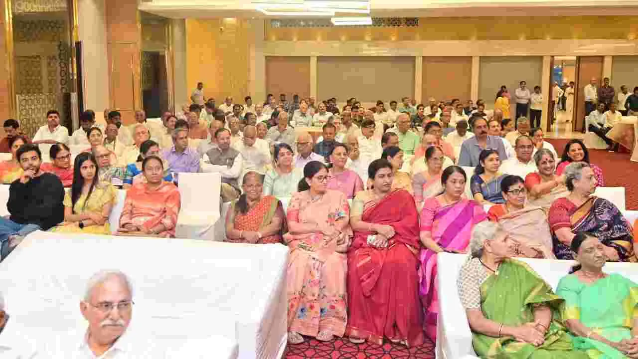 మాజీ ఉప రాష్ట్రపతి ఎం. వెంకయ్యనాయుడు చేతుల మీదగా కొండ మెట్లు పుస్తకావిష్కరణ