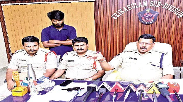 లారీ ఢీకొని వైఎస్‌ విగ్రహం ధ్వంసం