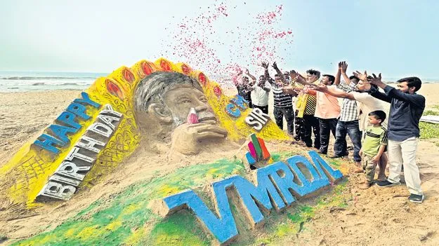 తీరంలో ఆకట్టుకుంటున్న సిఎం సైకత శిల్పం 