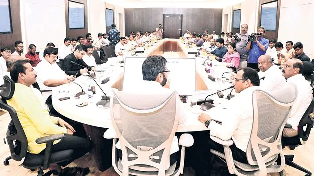 అభివృద్ధిలో ముందుండాలి