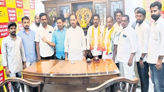  joins TDP వైసీపీ మాజీ కన్వీనర్‌ టీడీపీలో చేరిక 