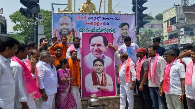 కేసీఆర్, కేటీఆర్ చిత్రపటానికి క్షీరాభిషేకం