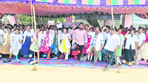 Innovative సీహెచఓల వినూత్న నిరసన