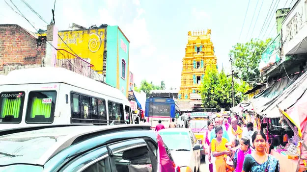 Traffic   తిరువీధుల్లో ట్రాఫిక్‌ అస్తవ్యస్తం 