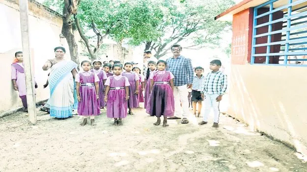 government school. ప్రభుత్వ పాఠశాలలోనే చేర్పించండి