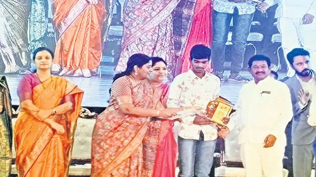 award అవార్డు అందుకున్న విద్యార్థి