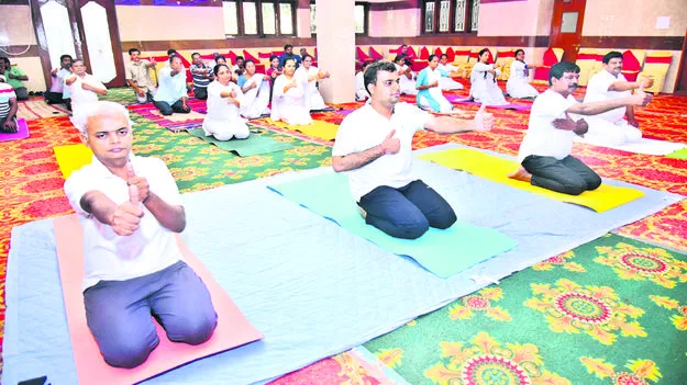 yoga యోగాతో సంపూర్ణ ఆరోగ్యం: కలెక్టర్‌  