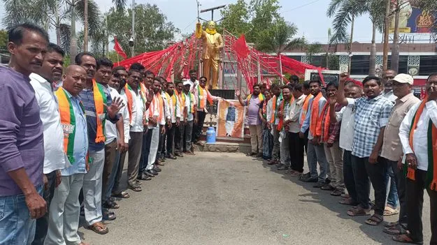 ప్రధాని మోదీ చిత్రపటానికి క్షీరాభిషేకం