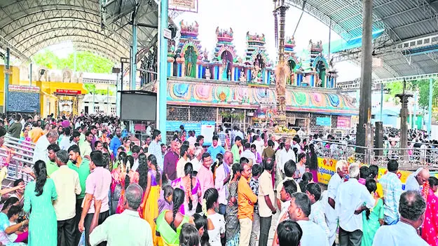 Qadri temple   ఖాద్రీ ఆలయం కిటకిట