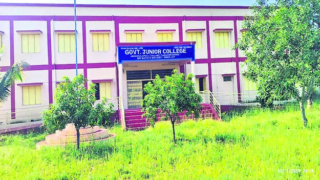 Shortage కళాశాలలో అధ్యాపకుల కొరత