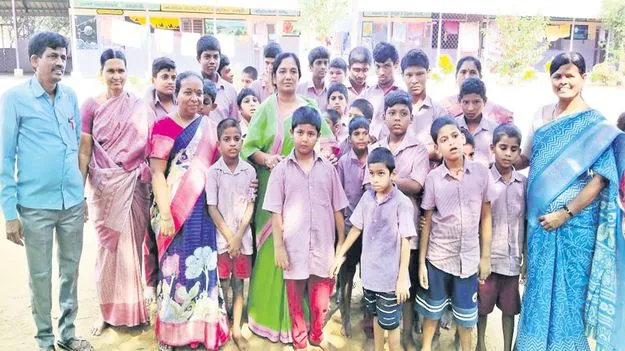 RDT  ఆర్డీటీ సేవలు అమూల్యం :ఎమ్మెల్యే పరిటాల