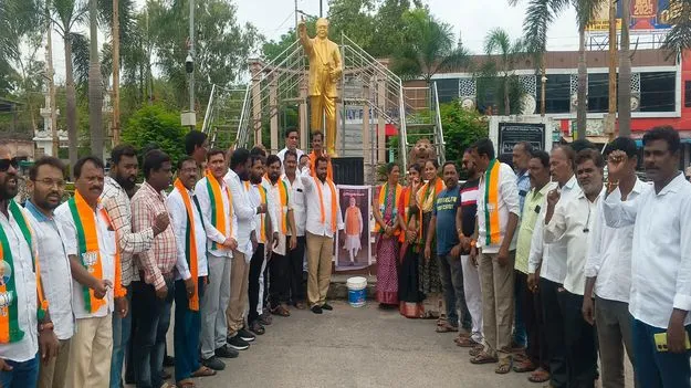 ప్రధాన మంత్రి చిత్రపటానికి బీజేపీ నాయకుల క్షీరాభిషేకం