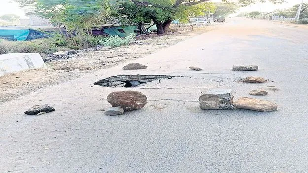 culvert ప్రధాన రహదారిలో కుంగిన కల్వర్టు