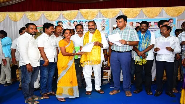 ఎమ్మెల్యే క్యాంప్‌ ఆఫీసులో సీఎం ఫొటో పెట్టితీరాలి