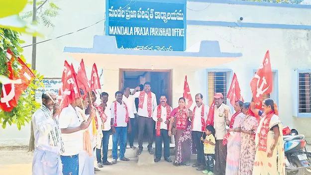 wagesఉపాధి వేతనాలు చెల్లించాలి