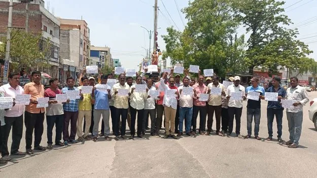 ఆపరేషన్ సిందూర్కు మద్దతుగా ప్లకార్డుల ప్రదర్శన