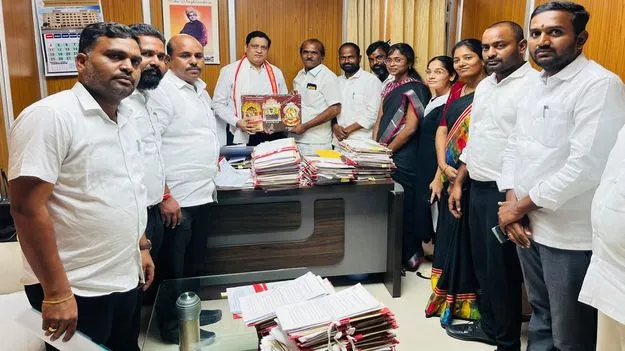 హైకోర్టు న్యాయమూర్తులను కలిసిన న్యాయవాదులు