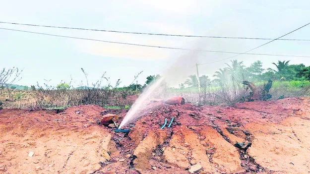 Broken పగిలిన సత్యసాయి నీటి పైపులైన 