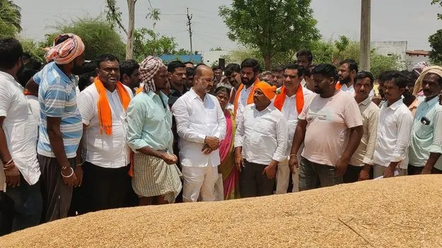 రైతుల సమస్యలపై మాట్లాడితే కేసులు..