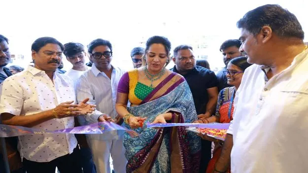 సిరిసిల్లలో సినీ నటి అనసూయ సందడి