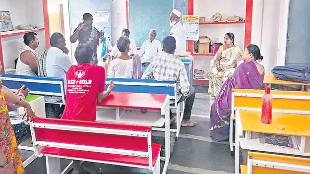 school ఆ సార్ వస్తే.. స్కూల్కు తాళమేస్తాం