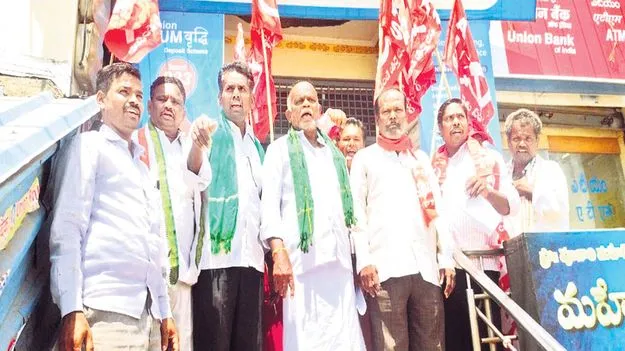 Loans వడ్డీతోనే రుణాలు రెన్యువల్‌ చేయాలి