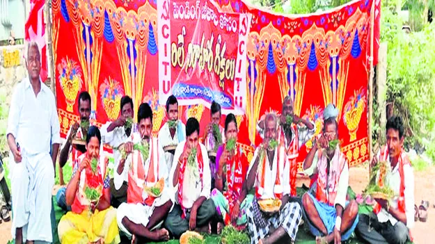 protest for salaries    జీతాల కోసం పారిశుధ్య కార్మికుల రిలేదీక్షలు 