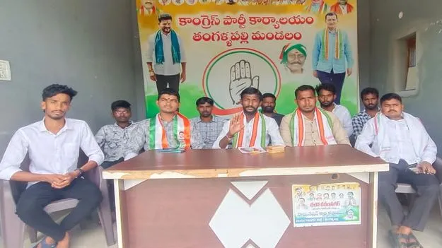 నెలకోసారి వచ్చే కేటీఆర్‌కు ప్రొటోకాల్‌ ఎందుకు?