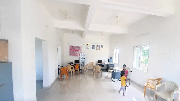 Secretariat  సిబ్బందిలేక సచివాలయం వెలవెల