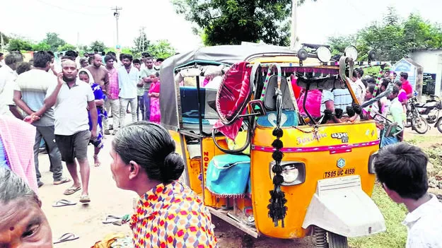 కూలీలను తరలిస్తున్న ఆటో బోల్తా