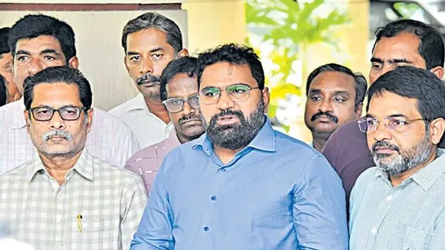 Liquor Scam Raids: జగన్‌ పత్రిక ఎడిటర్‌ ఇంట్లో పోలీసుల సోదాలు