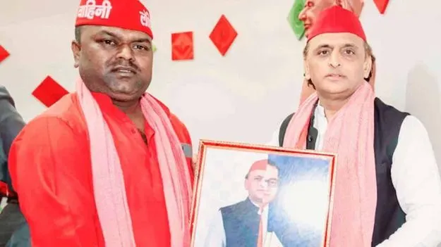 BR Ambedkar: అంబేడ్కర్, అఖిలేష్ చెరిసగం ఫోటో .. విమర్శలు గుప్పించిన బీజేపీ
