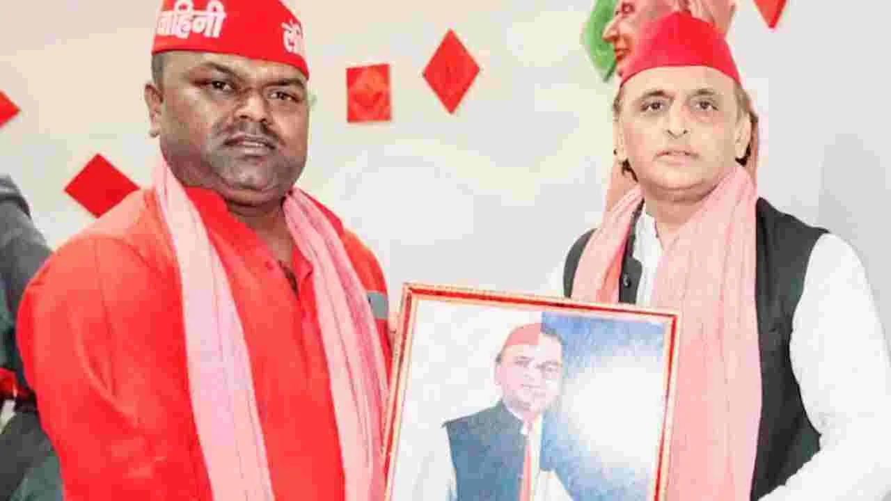BR Ambedkar: అంబేడ్కర్, అఖిలేష్‌ చెరిసగం ఫోటో .. విమర్శలు గుప్పించిన బీజేపీ